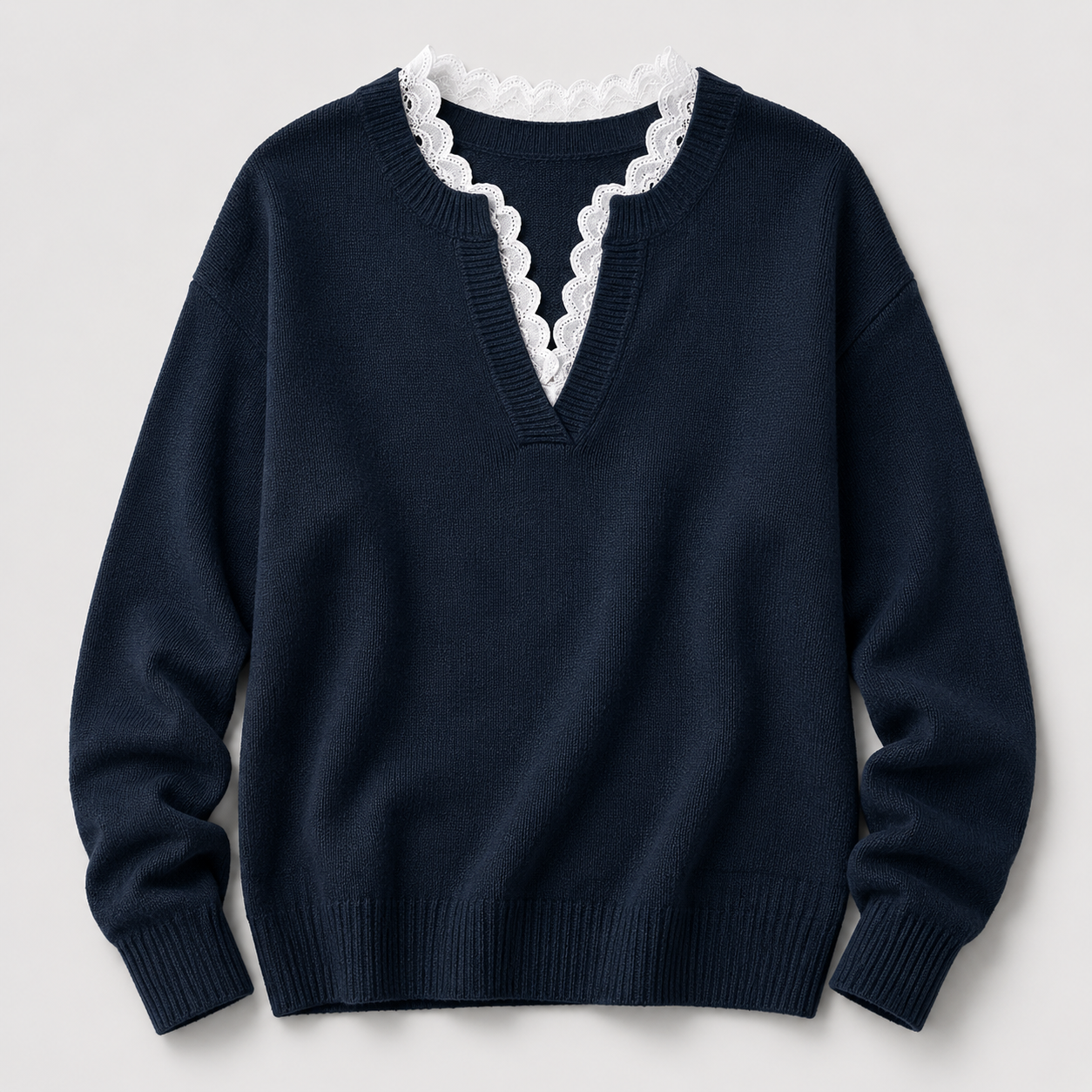 Pullover mit V-Ausschnitt und Bogenkante – Detailansicht