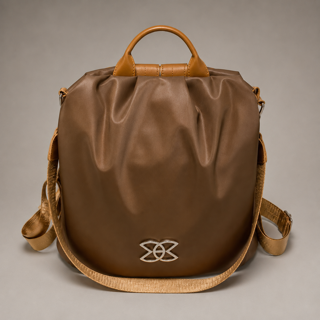 Wandelbarer Rucksack aus veganem Leder – Vorderansicht