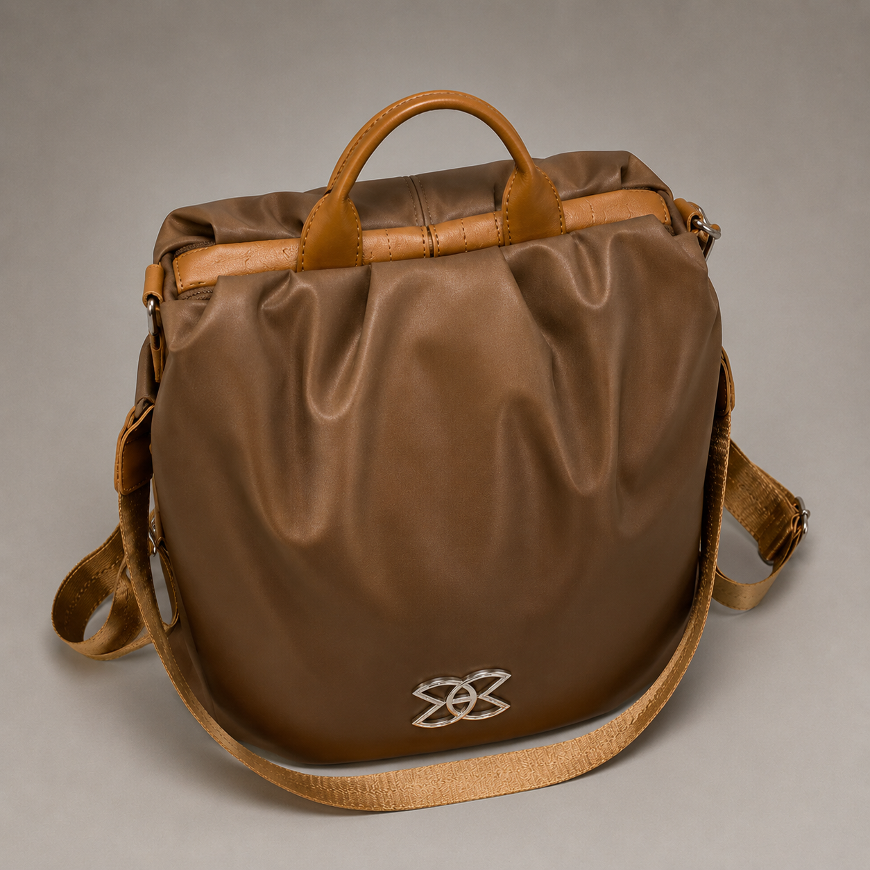 Wandelbarer Rucksack aus veganem Leder – Seitenansicht